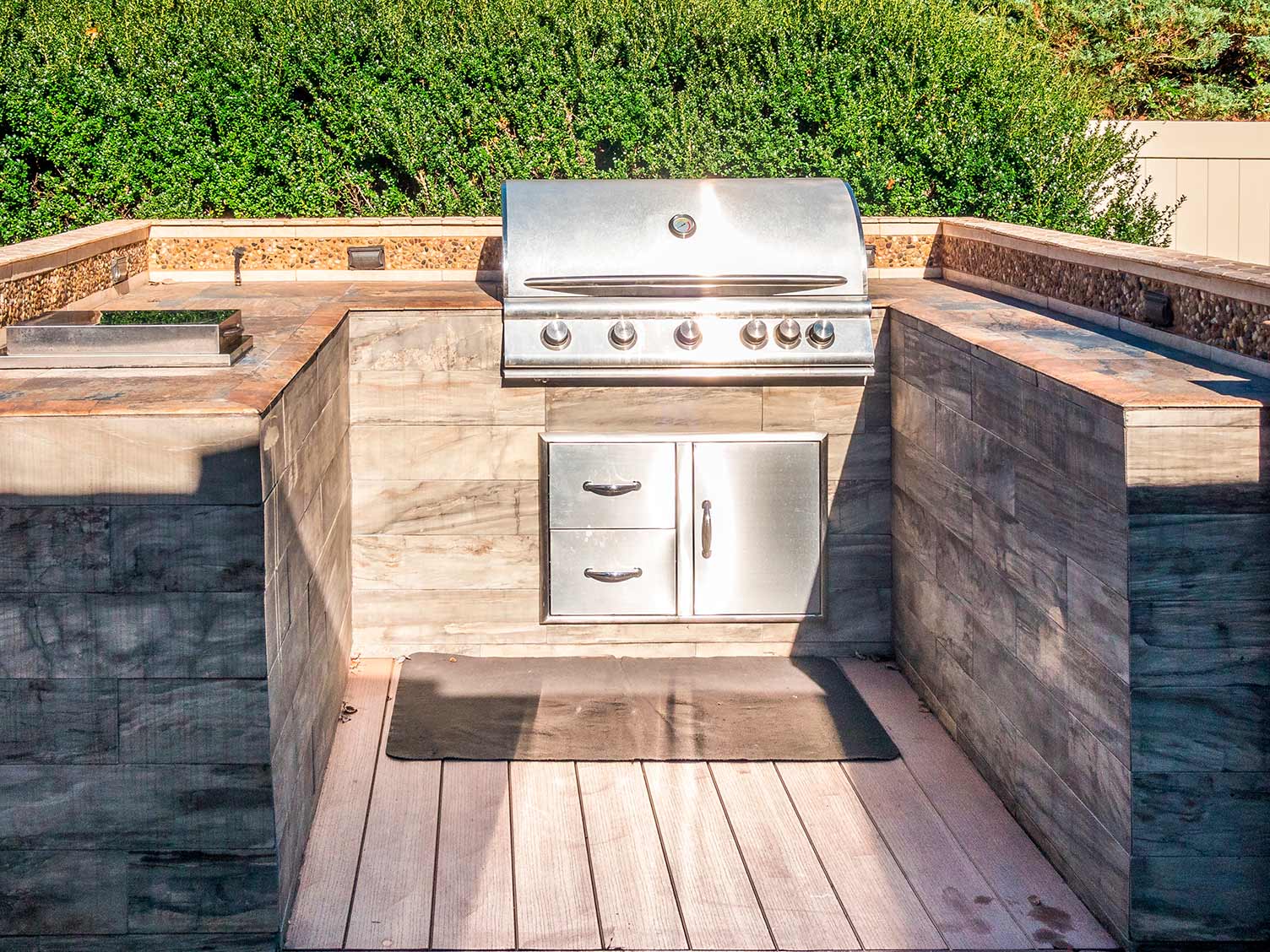 design the perfect outdoor barbecue kitchen