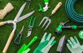 Jak uratować trawnik - narzędzia ogrodnicze