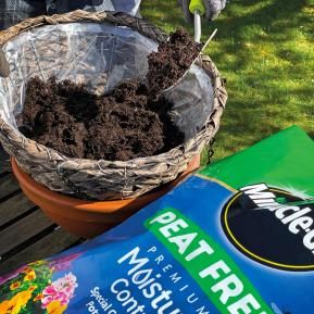 Miracle-Gro® Peat Free Premium Moisture Control Compost for Pots & Baskets  40 litres